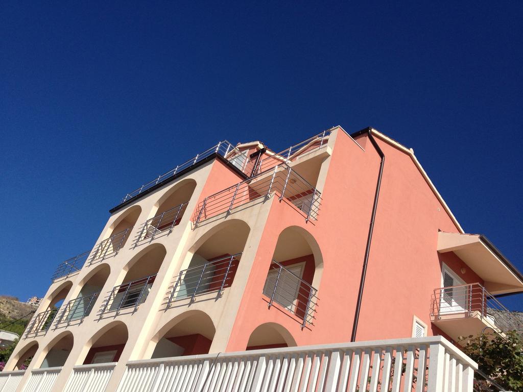 Apartments Villa Amalia Omiš Eksteriør bilde